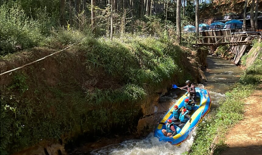Penuh Adrenalin Trip Rafting Pangalengan Bandung