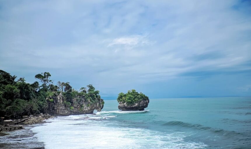 Pantai Base-G Pesona Laut Biru di Jayapura