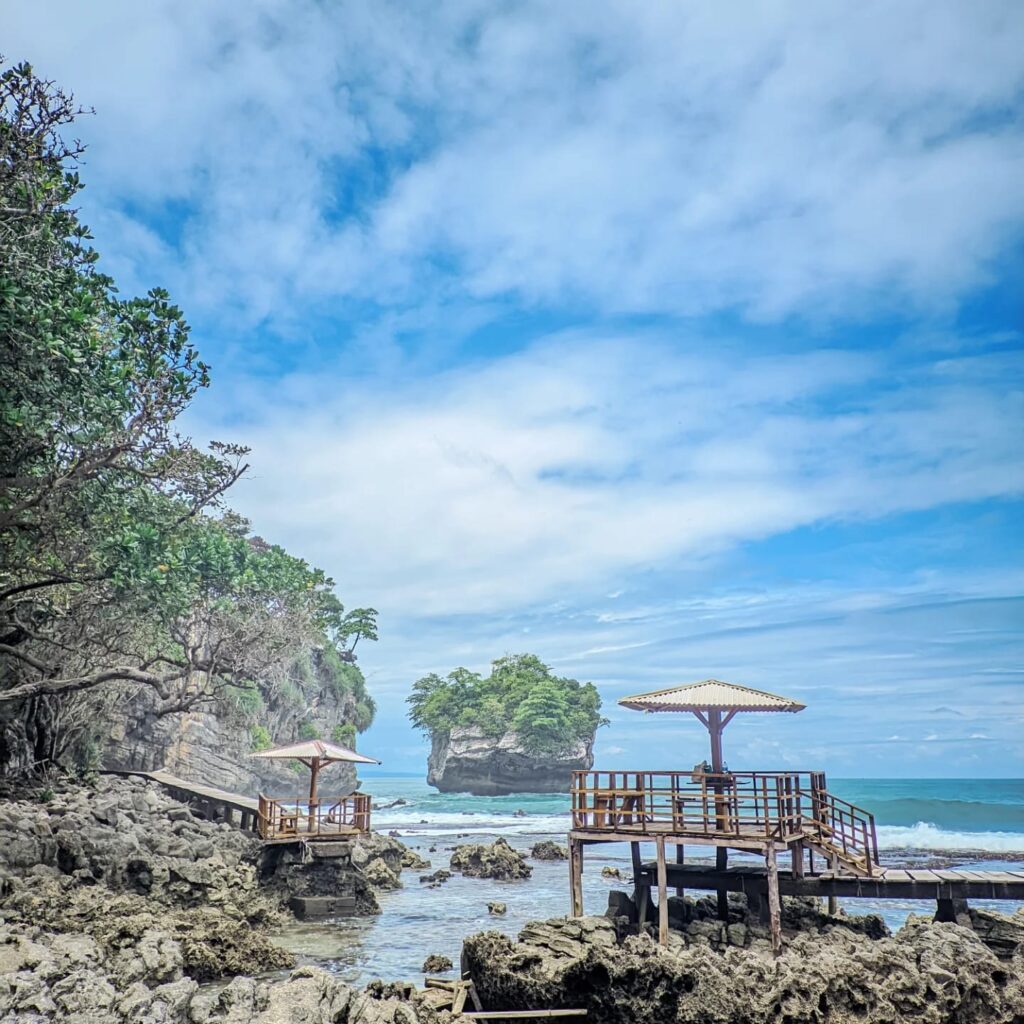 Pantai Base-G Pesona Laut Biru di Jayapura